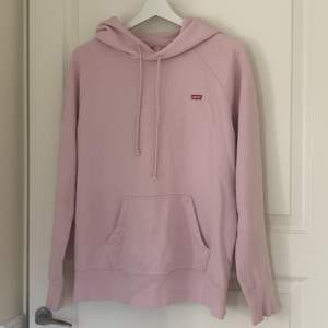 Ljusrosa Levi’s hoodie. Inte använd så mycket då den är något för stor för mig! 150kr + frakt