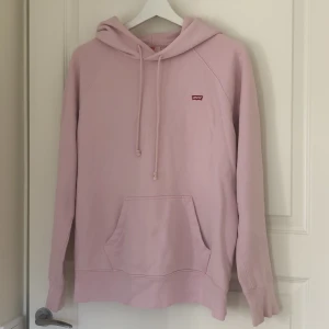 Levi’s hoodie - Ljusrosa Levi’s hoodie. Inte använd så mycket då den är något för stor för mig! 150kr + frakt