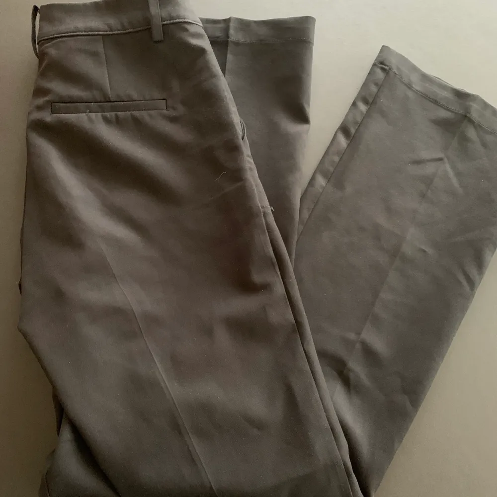 Kostymbyxor från Bikbok i storlek 34. Säljer för 200kr. . Jeans & Byxor.