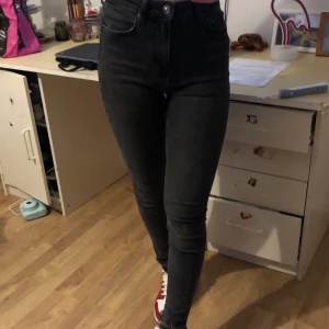 Gråa jeans med slits - Knappt använda grå-svarta jeans från zara med en unik slits nere vid foten. Storlek 36, byxlängd mätt från innersidan av benet till marken: 68 cm. Köpare står för frakt!