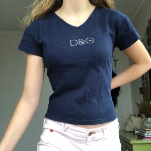 Dolce & Gabbana T-shirt  - Marinblå T-shirt från Dolce & Gabbana. Märkt som en XXL av någon anledning men sitter som en S/M