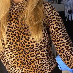 Långärmad leopard tröja från Gina tricot, stolek S.  Endast använd en gång. Köparen står för frakten. :)
