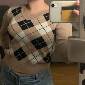 rutig tröja  - säljer en jätte fin rutig tröja, inget fel med tröjan(använt 2 gånger) tröjan är i storlek M men passar bra som S💞  skriv privat om du har någon fråga💗budet ligger på 155kr+frakt<3 frakt tillkommer!