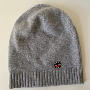 BUSNEL kashmirmössa - Ljusgrå mössa från Busnel i 100% kashmir. Mjukare finns inte! Nypris 1.400kr. Nyskick! 