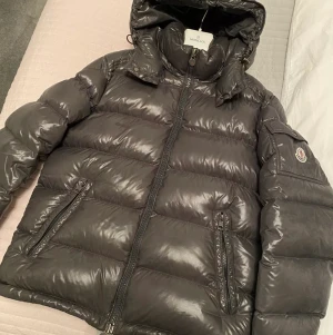 Moncler Maya - Grå, mini flaw. Size 3