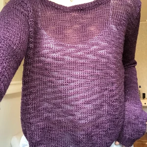 STICKAD TRÖJA - lila stickad tröja, (lite genomskinlig) från UNIQ