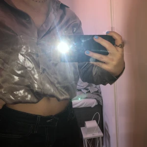 cool och unik skjorta - Skjorta som är köpt från Zara men har inte använt många gånger! Vet inte riktigt hur jag ska beskriva materialet men silke-liknande. Tyvärr har den två mindre hål men inget som syns direkt mycket pga av materialet! Jag har använt den trots hålen flera gånger!! 