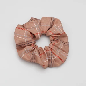Scrunchie  - Ny och oanvänd handgjord scrunchie i bomullstyg.  Material: 100% bomull, endast handtvätt.   Notera att mönstret varierat något mellan olika exemplar då jag syr flera stycken av samma tyg, alla är dock snarlika! Färgen kan variera något från verkligheten beroende på skärminställningar. Pälsdjur och hö finns i hemmet, dock inget som kommer i direkt kontakt med produkterna.