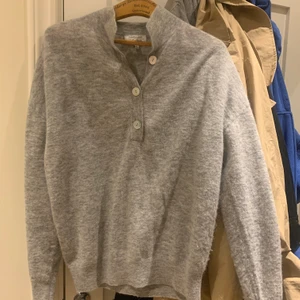 Stickad polotröja  - Grå stickad tröja från & other stories                                         Helt i ny skikt, knappt använd                                                        Nypris 800kr Mitt pris 300kr inkl frakt                                       Storlek S