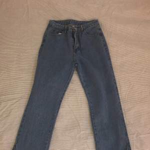 Jeans från Shein. Blå jeans med slits längst ner. De är aldrig använda, säljer då de var lite för små för mig. 150kr. Storlek S.