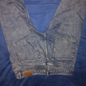 Weekday jeans friday - Ett par blåa jeans från weekday i modellen Friday, ca två år gamla i bra skick. Inga hål eller fläckar på byxorna.