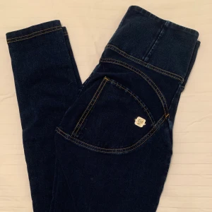 WR.UP - Freddy - Säljer oanvända WR.UP byxor från Freddy. Lade in en bild från deras hemsida då färgen inte kom fram på mina bilder. Gula sömmar, för att lika jeans mer. Helt oanvända,endast testade och lappar sitter kvar. Extremt sköna! Hög midja. Påse tillkommer. Nypris: 1 499kr