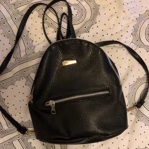 Mini ryggsäck - Supersöt men aldrig fått användning för den. 