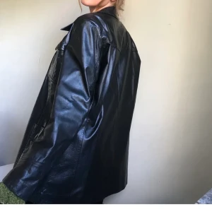 Vintage läderjacka  - Läderjacka köpt på second hand (bilder av tidigare säljare ; Sickan) köpt här på plick och säljer för att den inte har kommit till användning! Knappen längst ner har gått sönder men annars gott skick. Den har ingen storlek men passar S-L. Hör av dig om frågor eller eventuellt fler bilder!!💕