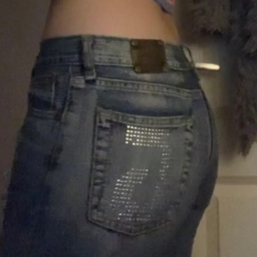 Tvärsnygga lågmidjade jeans från d&g, säljer vid ett bra bud💕 är 170cm och är storlek 36. Jeans & Byxor.