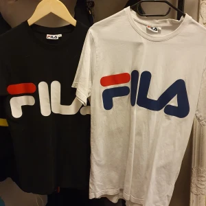 Fila - Finns i hisingen   150 kr st  de är  XS på den svart och S på den vita 