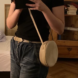 Väska - Märke - H&M.                                                               Material - Papperstrå & Polyester.                   Kan mötas upp i Malmö.                                     Köparen står för frakt 📦 ⭐️