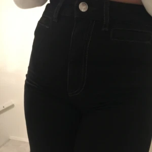 Black wide jeans - Svarta wide jeans från hm. Jätte fina, säljer pga de inte passar mig längre. Köpt för 300kr, jag är 1,63cm