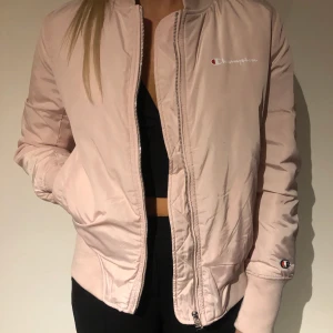 CHAMPION JACKA - Oanvänd championjacka. Storlek S🌷🌷💕 nypris 1500kr