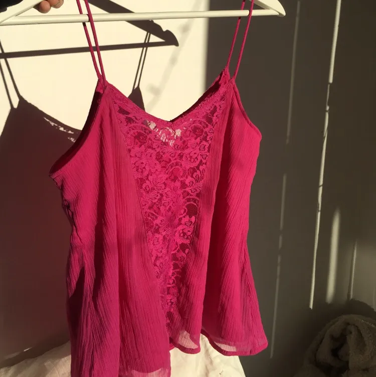 Ett rosa linne med spagetti band. Jag älskar tyggen som bryter i ett mesh material. Pris: 80kr . Toppar.