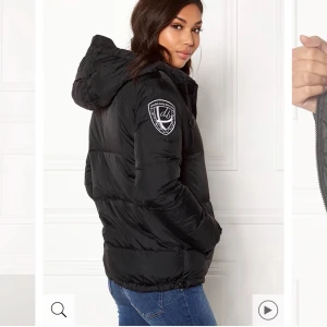 Jacka  - Säljer denna jacka från d. Brand köpt för 1,5 år sen för 2000kr. Frakten ingår i priset ❣️❣️