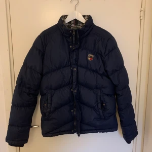 Tommy Hilfiger Jacka stlrk M - Varm och skön pufferjacka från Tommy Hilfiger som är perfekt till vintern! Den är använd och vintage men i mycket bra skick!