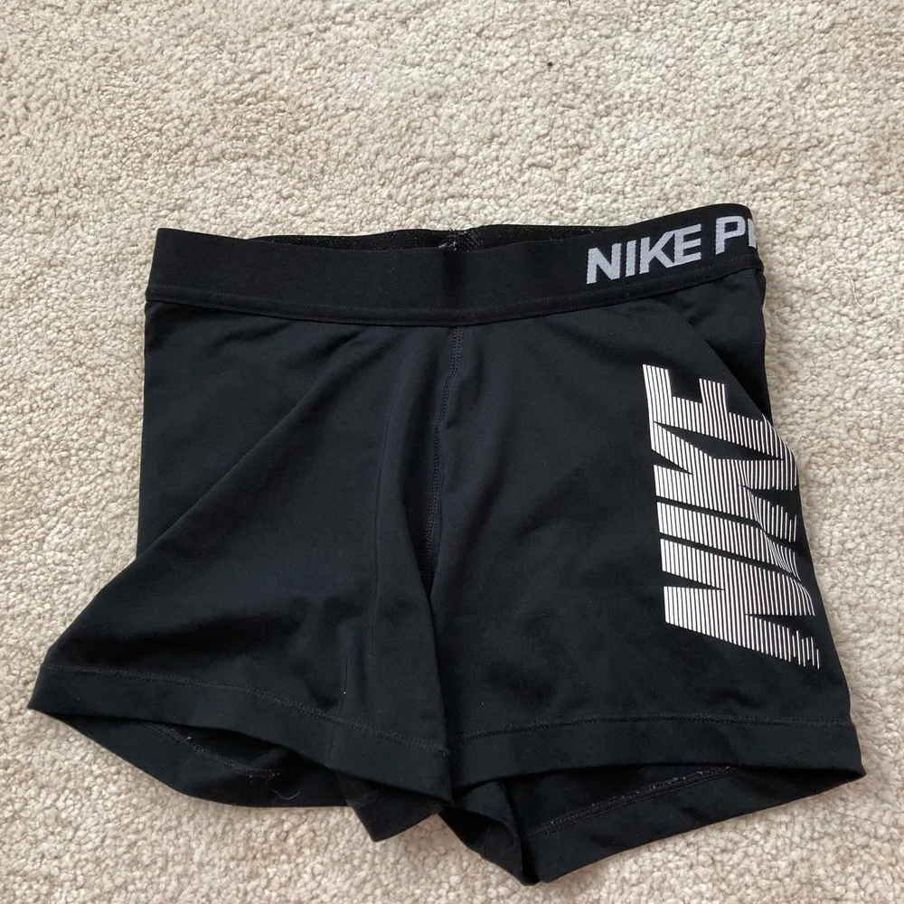 Ett par Nike Pro shorts som är i storlek S. Välanvända men har fortfarande mycket att ge! Sitter tight och är korta. . Shorts.