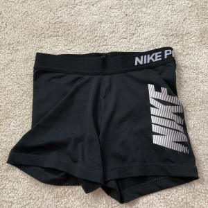 Nike pro shorts - Ett par Nike Pro shorts som är i storlek S. Välanvända men har fortfarande mycket att ge! Sitter tight och är korta. 