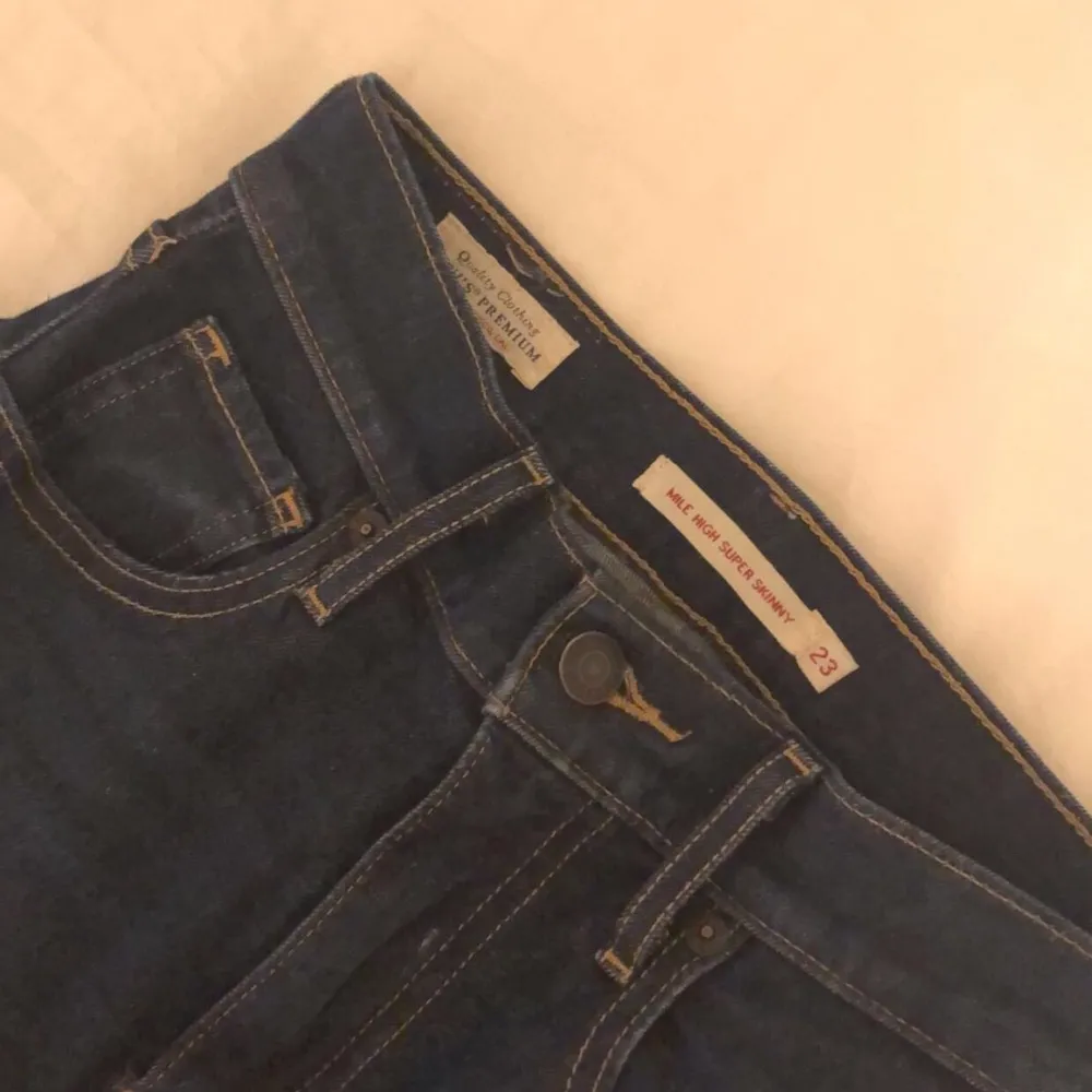 säljer mina levis jeans då dom är för små för mig. Dom är tighta hela vägen och knappt använda. köpta för ca 1000 kr. Jeans & Byxor.
