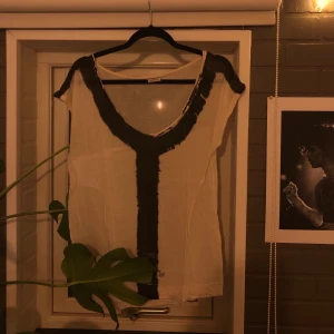 Malene Birger Svartvit Blus  - En svart och vit blus från Malene Birger. Cool och lite genomskinlig. Skriv för mer info! 