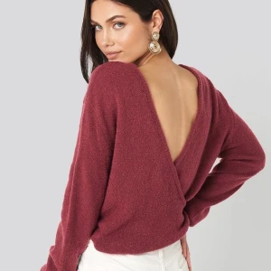 Stickad tröja med öppen rygg - TRÖJAN ÄR I SAMMA FÄRG SOM SISTA BILDEN. Stickad tröja med öppen rygg, storlek xs men passar xs-l, från Nakd och oanvänd. Nypris 300kr. Köparen betalar för frakt om inte det är möjligt att mötas upp. (Lånade bilder) ingen budgivning 