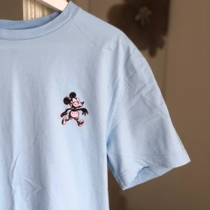 T-shirt - As cool t-shirt med Musse pigg som tryck😏 skicket är som nytt! Storlek M.💓❤️BUDGIVNING fram tills idag Kl 19.00 12/11 ledande bud 200 kr ink frakt