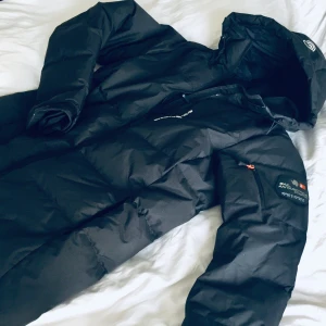 Helt ny Sail racing dunjacka! - Superfin dunjacka från Sail racing i modellen ”cape down”. Nyskick! Inköpt nyligen för 3499:-. Står medium i den men motsvarar en small. Priset kan diskuteras vid snabb affär!