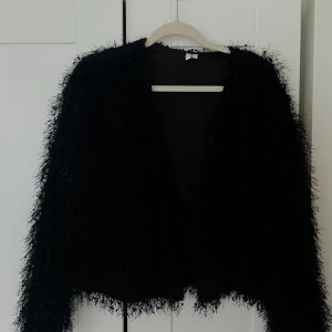 Fluffig kofta från nly - Knappt använd fluffig kofta, fraktas mot betalning 😎