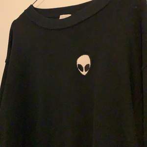 Säljer min fina alien hoodie då den inte längre kommer till användning. I bra skick! Passar alla från S-L beroende på hur man vill att den sitter, den är one size! 