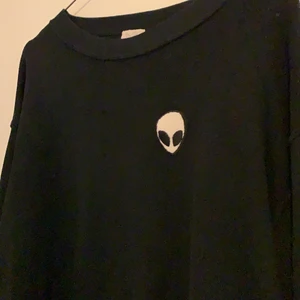 Brandy Melville Alien hoodie - Säljer min fina alien hoodie då den inte längre kommer till användning. I bra skick! Passar alla från S-L beroende på hur man vill att den sitter, den är one size! 