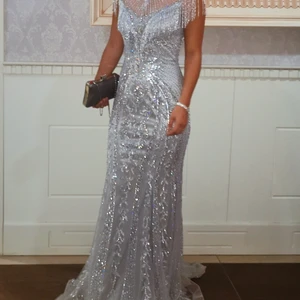 Festklänning  - Magisk klänning som man verkligen lyser i! Använd en gång, fint skick. Storlek 34, passar mig som brukar ligga mellan 34/36