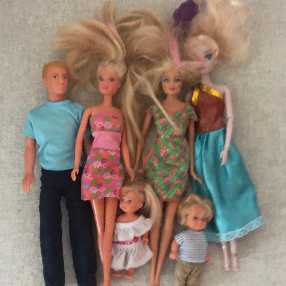 Till en Barbie ingår valfri klädesplagg. Barnen kostar 10kr och dom vuxna kostar 15kr.. Accessoarer.