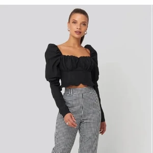 Topp nakd  - Svart topp från nakd i storlek 38! Den är liten i storleken så passar 34-36 bättre💕