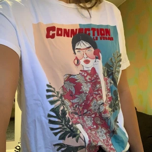 T-shirt - Så fin T-shirt från Zara i storlek M:) Nypris cirka 250 kr. Kan mötas upp i Sthlm annars står köparen för frakten!!