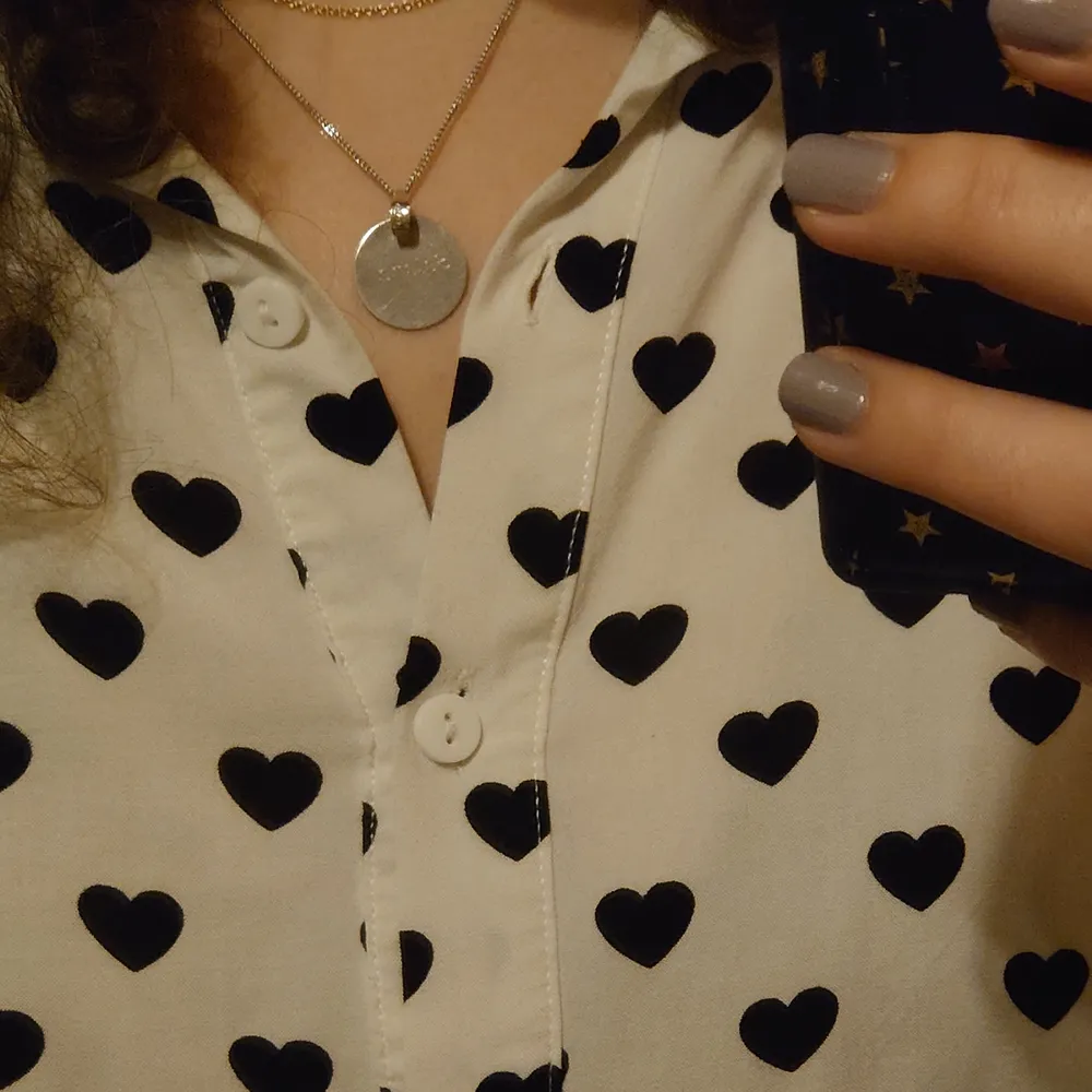 Långärmad skjorta med hjärtan, svartvitt. Skjortor.