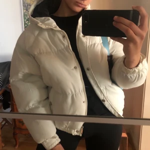 Vit puffjacka - Ball jacka från Boohoo