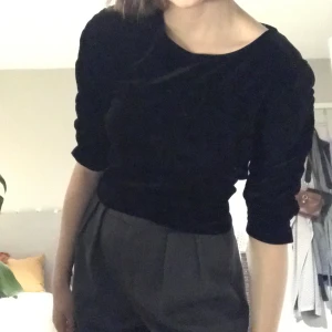 Trekvart sammets topp - Svart sammets topp med puffaxlar/ärmar. Fint skick. 