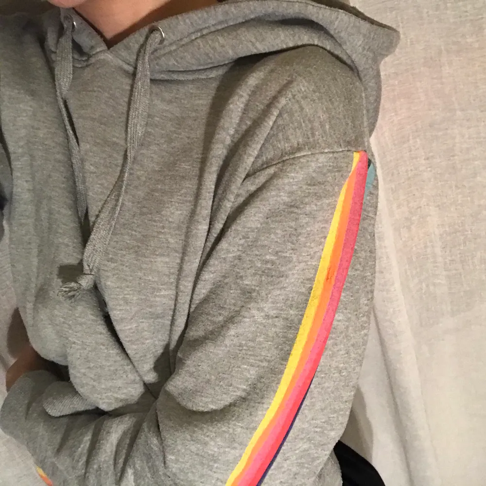 Mysig hoodie från bikbok🌈  säljer pga har för många luvtröjor🙈. Hoodies.