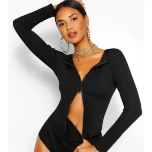 Boohoo - En svart tröja med 2 drag kedjor som är styr barra alltså man kan dra den till hur man vill att den ska sitta används 1 gång inte riktigt min still ❤️ 