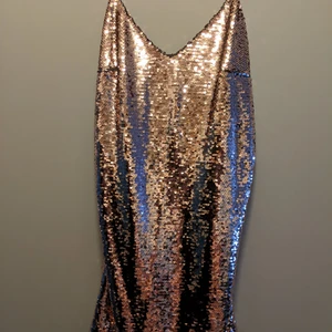 Klänning paljett nyår  - Perfekt klänning för nyår. Paljetter i Rose /brons. Storlek S