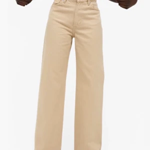 Yoko jeans beige - Säljer de populära jeansen Yoko från Monki, i beige färg. Supersnygg passform. Knappt använda. Säljer pga aningen för små för mig. Nypris 400:-, säljer för 200:- plus eventuell frakt 88:-. (Bilder från Monkis hemsida)
