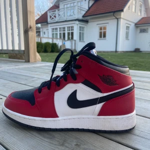 Jordan 1 mid Chicago black toe - Säljer nu mina jordans då dom endast används ett fåtal gånger. Storlek 40 men passar 39/40. Säljer endast vid bra bud då jag inte är helt säker. Köpta på KicksManiac för 1680kr+frakt. Finns knappt kvar någonstans! Kontakta mig om privat om ni undrar något, men buda i gärna i kommentarerna💕