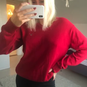 Röd finsnickad tröja - Finstickad långärmad tröja i en otroligt fin rödfärg. Väldigt skön och sitter snyggt oversized 