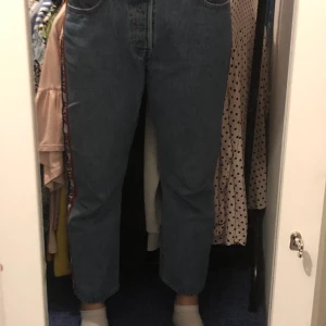 Levis jeans - Säljer ett par jätte fina Levis jeans från Levis pga att den är för stor för mig! Nypris är 1000kr,Aldrig använd.skriv privat för fler bilder eller frågor🥰